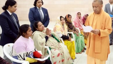 लखनऊ में ‘जनता दर्शन’ के दौरान मुख्यमंत्री योगी आदित्यनाथ ने नागरिकों की समस्याएं सुनीं। हापुड़ से आए सैनिकों की जमीन पर कब्जे की शिकायत पर तत्काल जांच के निर्देश दिए। सीएम ने इलाज के लिए आर्थिक सहायता का भरोसा दिलाया और बच्चों को मन लगाकर पढ़ाई करने व मोबाइल से दूर रहने की सीख दी।