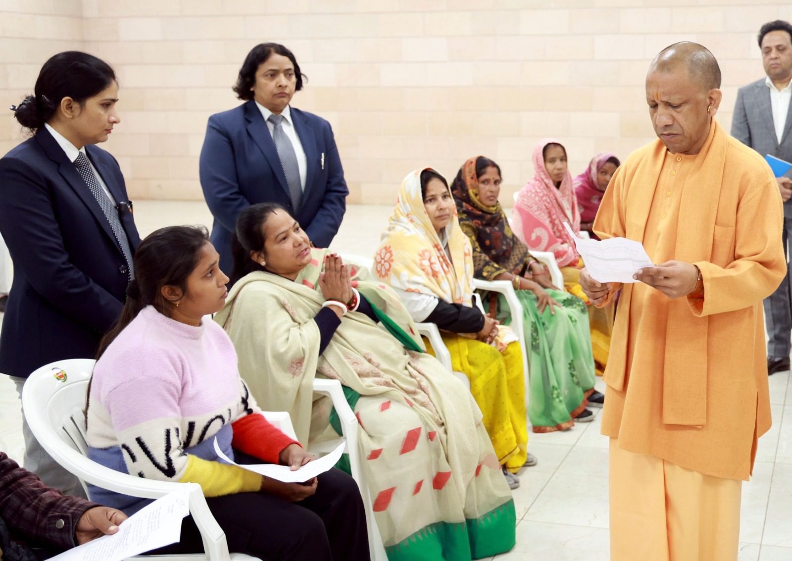 लखनऊ में ‘जनता दर्शन’ के दौरान मुख्यमंत्री योगी आदित्यनाथ ने नागरिकों की समस्याएं सुनीं। हापुड़ से आए सैनिकों की जमीन पर कब्जे की शिकायत पर तत्काल जांच के निर्देश दिए। सीएम ने इलाज के लिए आर्थिक सहायता का भरोसा दिलाया और बच्चों को मन लगाकर पढ़ाई करने व मोबाइल से दूर रहने की सीख दी।