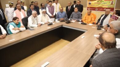 लखनऊ में मुख्यमंत्री योगी आदित्यनाथ ने बजट सत्र से पहले विधान भवन में स्वास्थ्य शिविर का उद्घाटन किया। विधानसभा और विधान परिषद सदस्यों के लिए लगाए गए इस शिविर में किंग जॉर्ज मेडिकल यूनिवर्सिटी के डॉक्टरों द्वारा स्वास्थ्य परीक्षण किया जा रहा है। सीएम ने स्वस्थ दिनचर्या और तनावमुक्त जीवन पर जोर दिया।