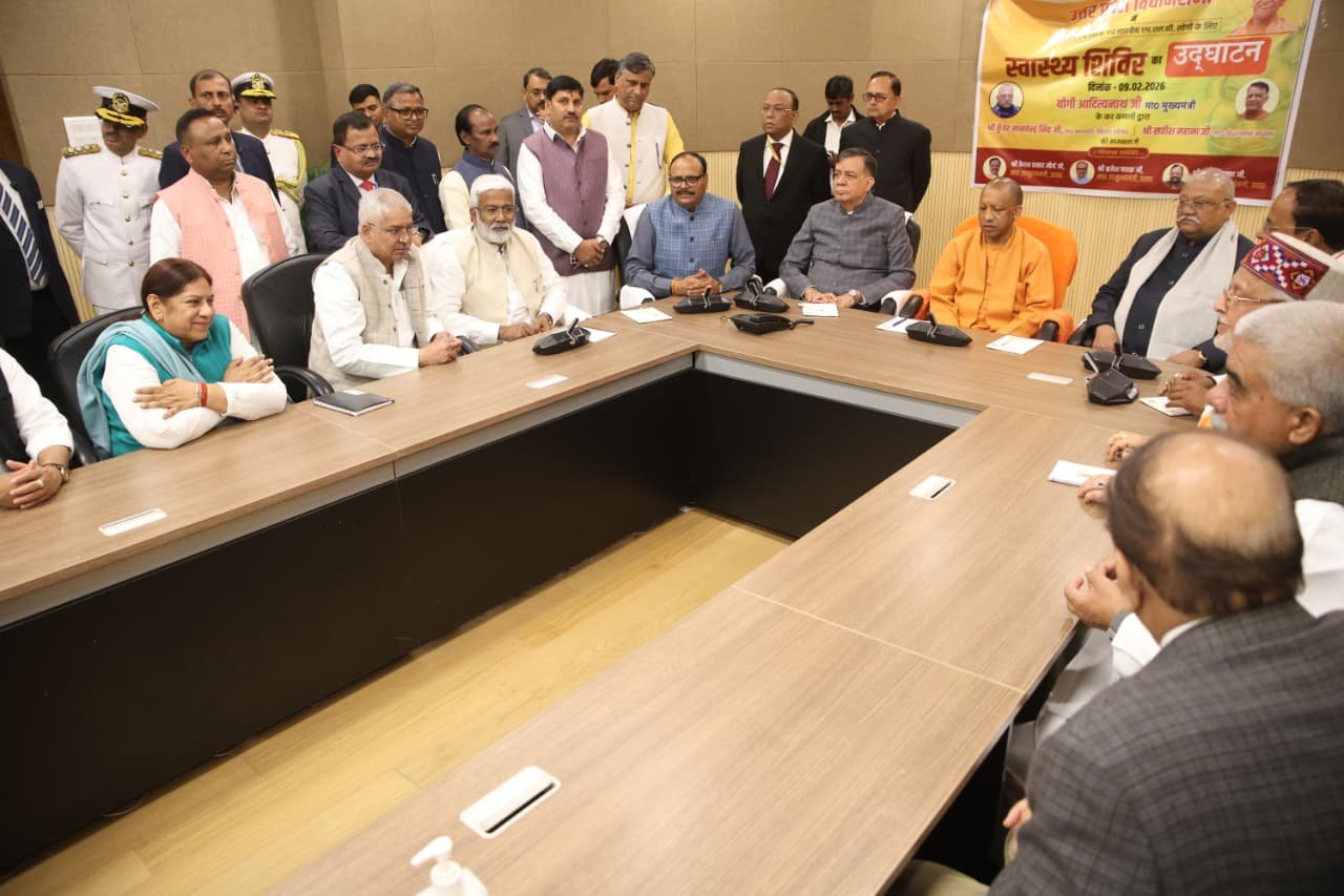 लखनऊ में मुख्यमंत्री योगी आदित्यनाथ ने बजट सत्र से पहले विधान भवन में स्वास्थ्य शिविर का उद्घाटन किया। विधानसभा और विधान परिषद सदस्यों के लिए लगाए गए इस शिविर में किंग जॉर्ज मेडिकल यूनिवर्सिटी के डॉक्टरों द्वारा स्वास्थ्य परीक्षण किया जा रहा है। सीएम ने स्वस्थ दिनचर्या और तनावमुक्त जीवन पर जोर दिया।