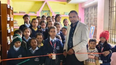 देवरिया जिले के बैतालपुर में अब्दुल कलाम वेलफेयर सोसाइटी द्वारा निःशुल्क पुस्तकालय का शुभारंभ किया गया। दीप प्रज्वलन व फीता काटकर हुए उद्घाटन में छात्राओं-छात्रों में उत्साह दिखा। संस्था ने इसे सभी वर्गों के लिए ज्ञान का केंद्र बताया, जो शिक्षा को सशक्त बनाएगा।