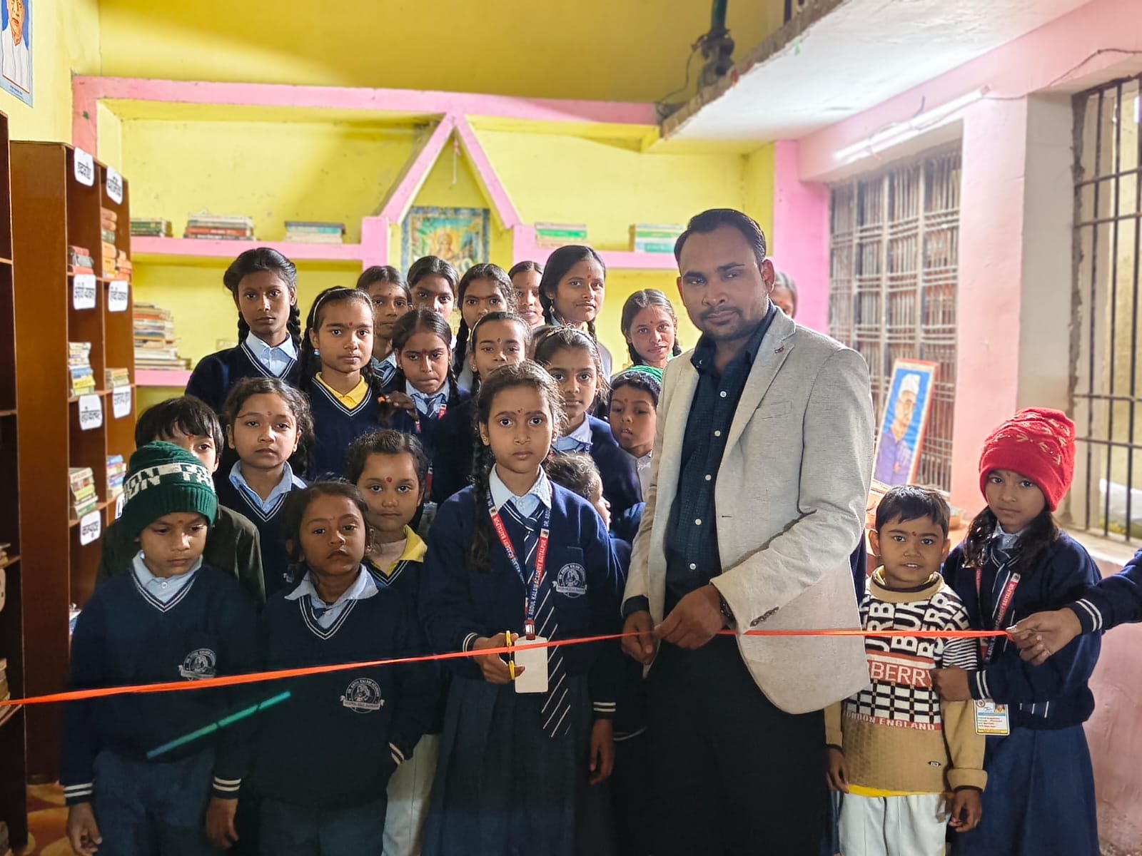 देवरिया जिले के बैतालपुर में अब्दुल कलाम वेलफेयर सोसाइटी द्वारा निःशुल्क पुस्तकालय का शुभारंभ किया गया। दीप प्रज्वलन व फीता काटकर हुए उद्घाटन में छात्राओं-छात्रों में उत्साह दिखा। संस्था ने इसे सभी वर्गों के लिए ज्ञान का केंद्र बताया, जो शिक्षा को सशक्त बनाएगा।