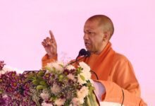 बाराबंकी में दशम श्री हनुमत विराट महायज्ञ में शामिल हुए योगी आदित्यनाथ ने बाबरी ढांचे का सपना देखने वालों को कड़े शब्दों में चेताया। उन्होंने कहा कि भारत में कानून मानने वाले ही सुरक्षित और लाभ में रहेंगे। सीएम ने डबल इंजन सरकार की उपलब्धियां गिनाईं, राम मंदिर निर्माण, प्रदेश की अर्थव्यवस्था, सुरक्षा, बुनियादी ढांचे और योजनाओं के जरिए यूपी के बदलते स्वरूप को रेखांकित किया।