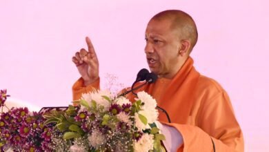 बाराबंकी में दशम श्री हनुमत विराट महायज्ञ में शामिल हुए योगी आदित्यनाथ ने बाबरी ढांचे का सपना देखने वालों को कड़े शब्दों में चेताया। उन्होंने कहा कि भारत में कानून मानने वाले ही सुरक्षित और लाभ में रहेंगे। सीएम ने डबल इंजन सरकार की उपलब्धियां गिनाईं, राम मंदिर निर्माण, प्रदेश की अर्थव्यवस्था, सुरक्षा, बुनियादी ढांचे और योजनाओं के जरिए यूपी के बदलते स्वरूप को रेखांकित किया।