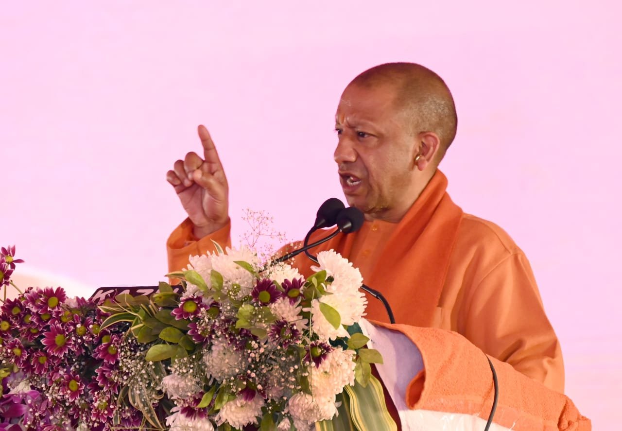 बाराबंकी में दशम श्री हनुमत विराट महायज्ञ में शामिल हुए योगी आदित्यनाथ ने बाबरी ढांचे का सपना देखने वालों को कड़े शब्दों में चेताया। उन्होंने कहा कि भारत में कानून मानने वाले ही सुरक्षित और लाभ में रहेंगे। सीएम ने डबल इंजन सरकार की उपलब्धियां गिनाईं, राम मंदिर निर्माण, प्रदेश की अर्थव्यवस्था, सुरक्षा, बुनियादी ढांचे और योजनाओं के जरिए यूपी के बदलते स्वरूप को रेखांकित किया।