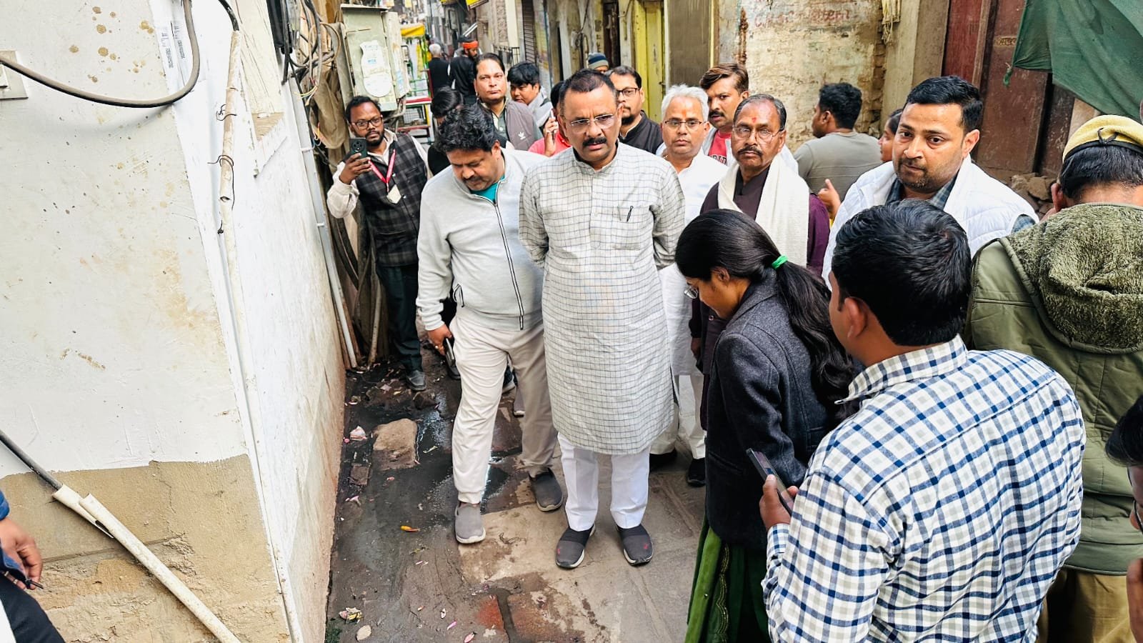 वाराणसी में नगर निगम काशी ने ऐतिहासिक शिव बारात मार्ग को 48 घंटे में दुरुस्त करने का लक्ष्य तय किया है। महापौर अशोक कुमार तिवारी ने पैदल निरीक्षण के दौरान गंदगी, सीवर मलबा, खराब सड़कों और बंद स्ट्रीट लाइट पर नाराजगी जताई। उन्होंने सीवर ओवरफ्लो रोकने, पैचवर्क तत्काल कराने और प्रकाश व्यवस्था दुरुस्त रखने के निर्देश दिए। शहीद उद्यान के पुनर्विकास में गुणवत्ता और समयसीमा का पालन सुनिश्चित करने को कहा गया।