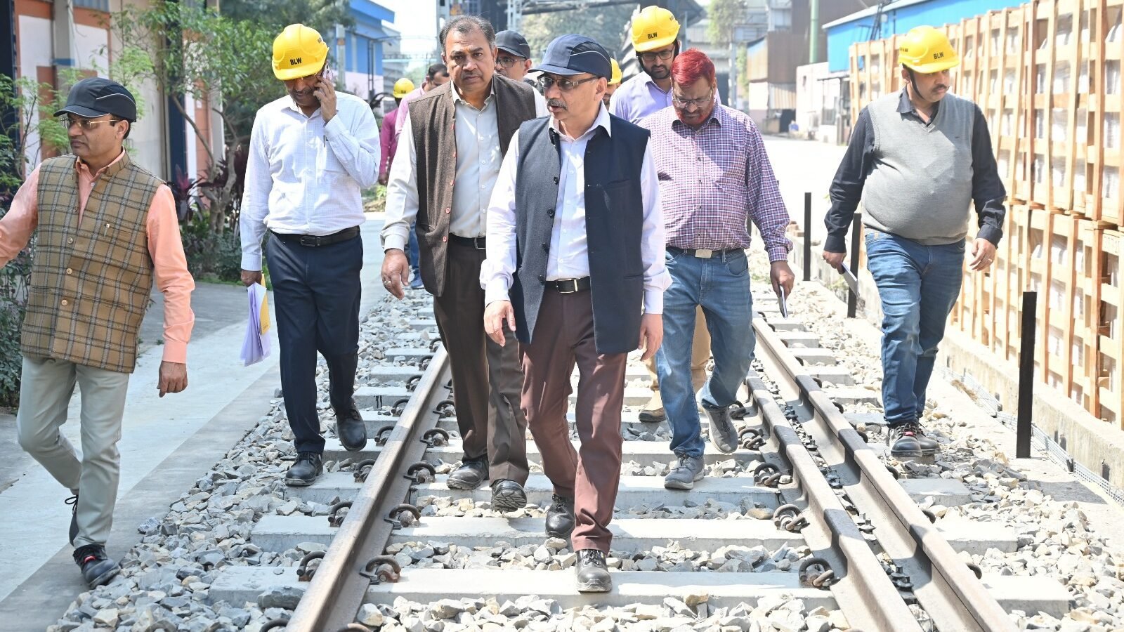 बनारस रेल इंजन कारखाना (बरेका) के महाप्रबंधक आशुतोष पंत ने न्यू ब्लॉक शॉप और मेंटेनेंस शॉप का निरीक्षण कर निर्माणाधीन परियोजनाओं की प्रगति की समीक्षा की। उन्होंने गुणवत्ता, सुरक्षा और समयबद्ध कार्य पूर्ण करने पर जोर दिया। अधिकारियों को आधुनिक तकनीकों के उपयोग और इंजीनियरिंग मानकों के पालन के निर्देश दिए, जिससे उत्पादन क्षमता और कार्यकुशलता में वृद्धि सुनिश्चित हो सके।