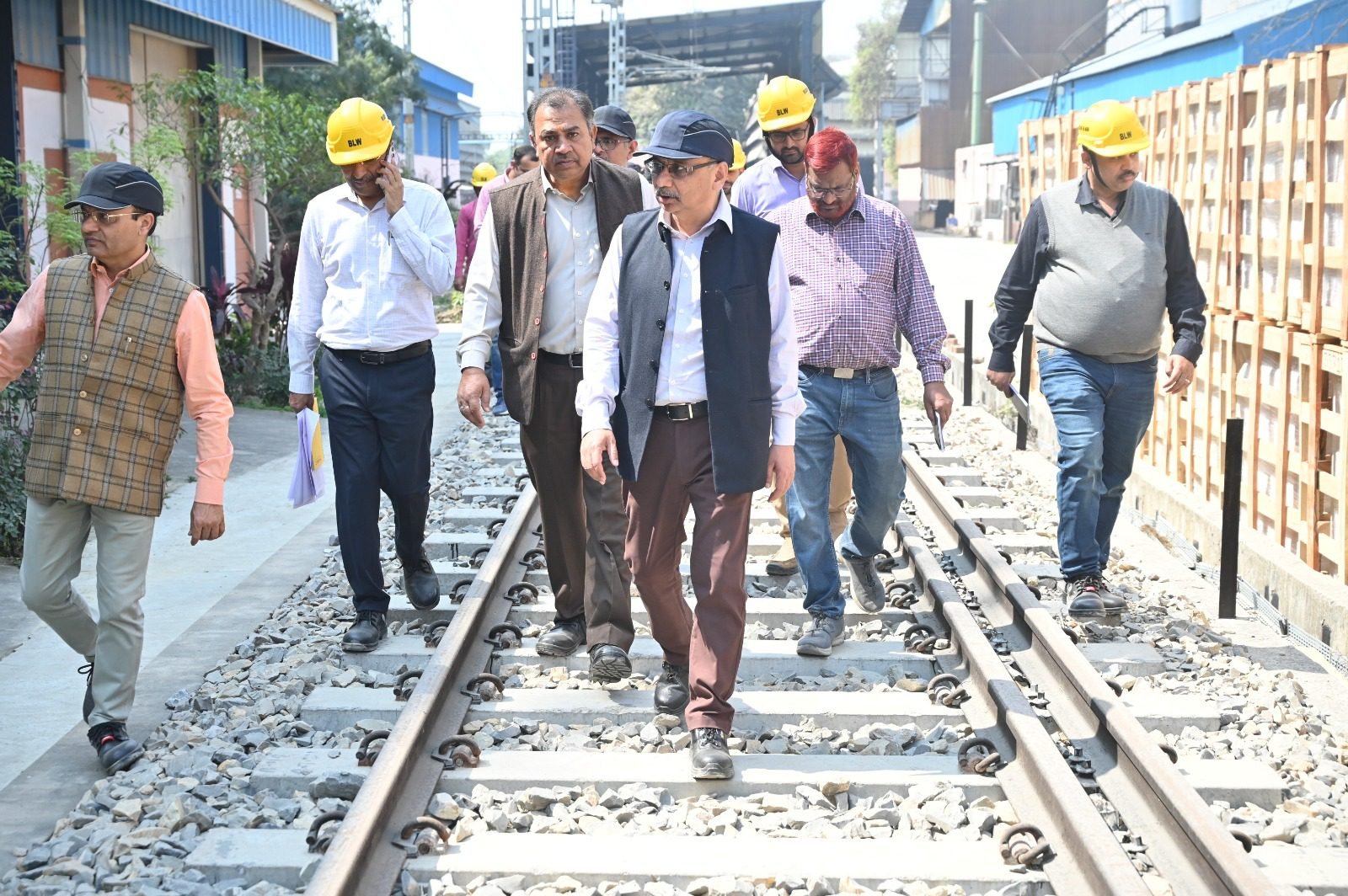 बनारस रेल इंजन कारखाना (बरेका) के महाप्रबंधक आशुतोष पंत ने न्यू ब्लॉक शॉप और मेंटेनेंस शॉप का निरीक्षण कर निर्माणाधीन परियोजनाओं की प्रगति की समीक्षा की। उन्होंने गुणवत्ता, सुरक्षा और समयबद्ध कार्य पूर्ण करने पर जोर दिया। अधिकारियों को आधुनिक तकनीकों के उपयोग और इंजीनियरिंग मानकों के पालन के निर्देश दिए, जिससे उत्पादन क्षमता और कार्यकुशलता में वृद्धि सुनिश्चित हो सके।