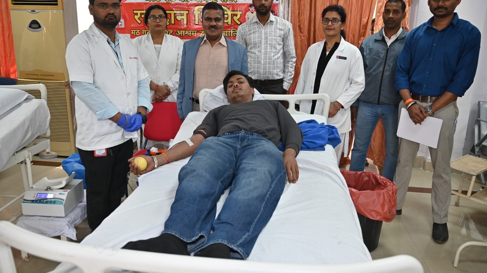 बनारस रेल इंजन कारखाना (बरेका), वाराणसी के केंद्रीय चिकित्सालय में 19 फरवरी 2026 को वृहद स्वैच्छिक रक्तदान शिविर आयोजित किया गया। महाप्रबंधक के दिशा-निर्देशन और डॉ. देवेश कुमार के नेतृत्व में आयोजित इस शिविर में 30 लोगों ने रक्तदान किया। महिलाओं की सक्रिय भागीदारी रही, जिसमें श्रीमती सीमा ने 42वीं बार रक्तदान कर प्रेरणादायक उदाहरण प्रस्तुत किया। इस शिविर ने मानव सेवा, सामाजिक जिम्मेदारी और रक्तदान जागरूकता का मजबूत संदेश दिया।