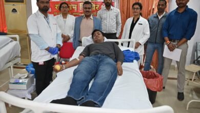 बनारस रेल इंजन कारखाना (बरेका), वाराणसी के केंद्रीय चिकित्सालय में 19 फरवरी 2026 को वृहद स्वैच्छिक रक्तदान शिविर आयोजित किया गया। महाप्रबंधक के दिशा-निर्देशन और डॉ. देवेश कुमार के नेतृत्व में आयोजित इस शिविर में 30 लोगों ने रक्तदान किया। महिलाओं की सक्रिय भागीदारी रही, जिसमें श्रीमती सीमा ने 42वीं बार रक्तदान कर प्रेरणादायक उदाहरण प्रस्तुत किया। इस शिविर ने मानव सेवा, सामाजिक जिम्मेदारी और रक्तदान जागरूकता का मजबूत संदेश दिया।