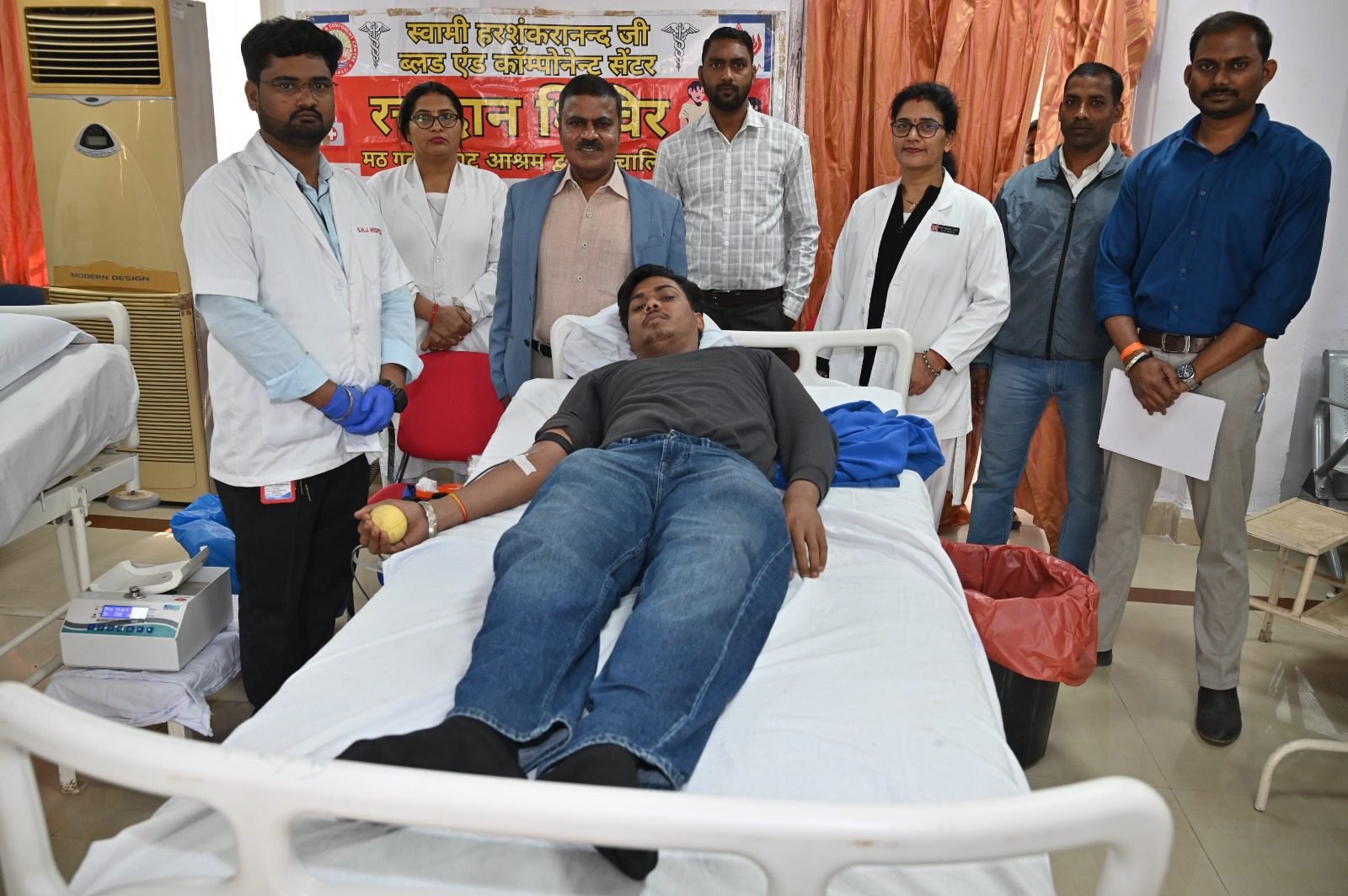 बनारस रेल इंजन कारखाना (बरेका), वाराणसी के केंद्रीय चिकित्सालय में 19 फरवरी 2026 को वृहद स्वैच्छिक रक्तदान शिविर आयोजित किया गया। महाप्रबंधक के दिशा-निर्देशन और डॉ. देवेश कुमार के नेतृत्व में आयोजित इस शिविर में 30 लोगों ने रक्तदान किया। महिलाओं की सक्रिय भागीदारी रही, जिसमें श्रीमती सीमा ने 42वीं बार रक्तदान कर प्रेरणादायक उदाहरण प्रस्तुत किया। इस शिविर ने मानव सेवा, सामाजिक जिम्मेदारी और रक्तदान जागरूकता का मजबूत संदेश दिया।