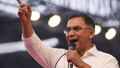 ढाका में हुए संसदीय चुनावों में बंगलादेश नेशनलिस्ट पार्टी (बीएनपी) ने तारिक रहमान के नेतृत्व में 299 में से 210 सीटें जीतकर स्पष्ट बहुमत हासिल किया। चुनाव के बाद प्रधानमंत्री नरेंद्र मोदी ने रहमान से बातचीत कर उन्हें बधाई दी और बंगलादेश की जनता की आकांक्षाओं को पूरा करने में भारत के समर्थन का भरोसा दिया। विपक्षी गठबंधन ने चुनाव प्रक्रिया पर सवाल उठाए हैं। लगभग 61% मतदान दर्ज हुआ। परिणाम भारत-बंगलादेश संबंधों की दिशा तय कर सकते हैं।