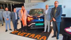 वाराणसी के AGR NEXA शोरूम में Maruti Suzuki की नई इलेक्ट्रिक SUV e-Vitara लॉन्च की गई, जिसकी शुरुआती कीमत 10.99 लाख रुपये है। वाहन में ADAS लेवल-2, Dolby Atmos और Infinity साउंड सिस्टम जैसे आधुनिक फीचर्स दिए गए हैं। कंपनी ने ग्राहकों के लिए फ्री चार्जिंग, होम इंस्टॉलेशन और 100 प्रतिशत फाइनेंस की विशेष सुविधा भी घोषित की है।