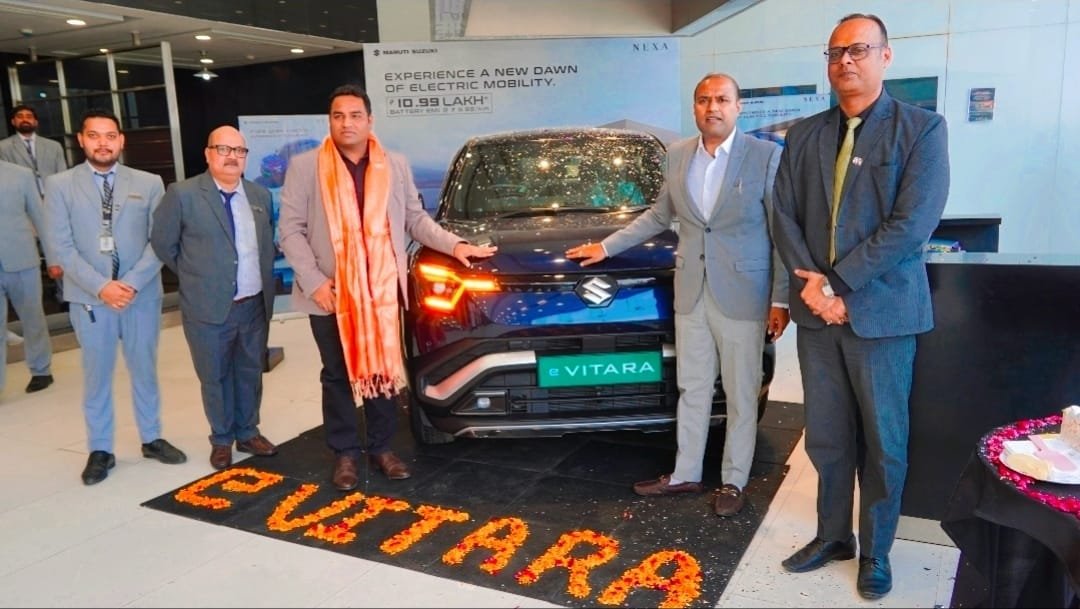 वाराणसी के AGR NEXA शोरूम में Maruti Suzuki की नई इलेक्ट्रिक SUV e-Vitara लॉन्च की गई, जिसकी शुरुआती कीमत 10.99 लाख रुपये है। वाहन में ADAS लेवल-2, Dolby Atmos और Infinity साउंड सिस्टम जैसे आधुनिक फीचर्स दिए गए हैं। कंपनी ने ग्राहकों के लिए फ्री चार्जिंग, होम इंस्टॉलेशन और 100 प्रतिशत फाइनेंस की विशेष सुविधा भी घोषित की है।