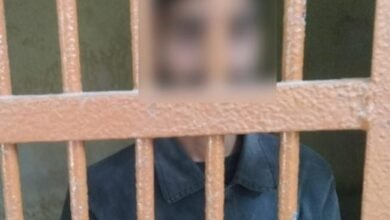 गोरखपुर के चिलुआताल थाना क्षेत्र में हत्या के प्रयास के मामले में वांछित अभियुक्त लक्ष्य प्रताप सिंह को पुलिस ने गिरफ्तार किया है। आरोपी ने पुरानी रंजिश में युवक पर ईंट-पत्थर से हमला कर गंभीर रूप से घायल कर दिया था और वाहन क्षतिग्रस्त किया था। पुलिस ने साक्ष्यों के आधार पर कार्रवाई कर अभियुक्त को गिरफ्तार कर विधिक कार्रवाई शुरू की है।