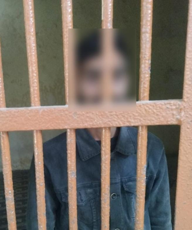 गोरखपुर के चिलुआताल थाना क्षेत्र में हत्या के प्रयास के मामले में वांछित अभियुक्त लक्ष्य प्रताप सिंह को पुलिस ने गिरफ्तार किया है। आरोपी ने पुरानी रंजिश में युवक पर ईंट-पत्थर से हमला कर गंभीर रूप से घायल कर दिया था और वाहन क्षतिग्रस्त किया था। पुलिस ने साक्ष्यों के आधार पर कार्रवाई कर अभियुक्त को गिरफ्तार कर विधिक कार्रवाई शुरू की है।