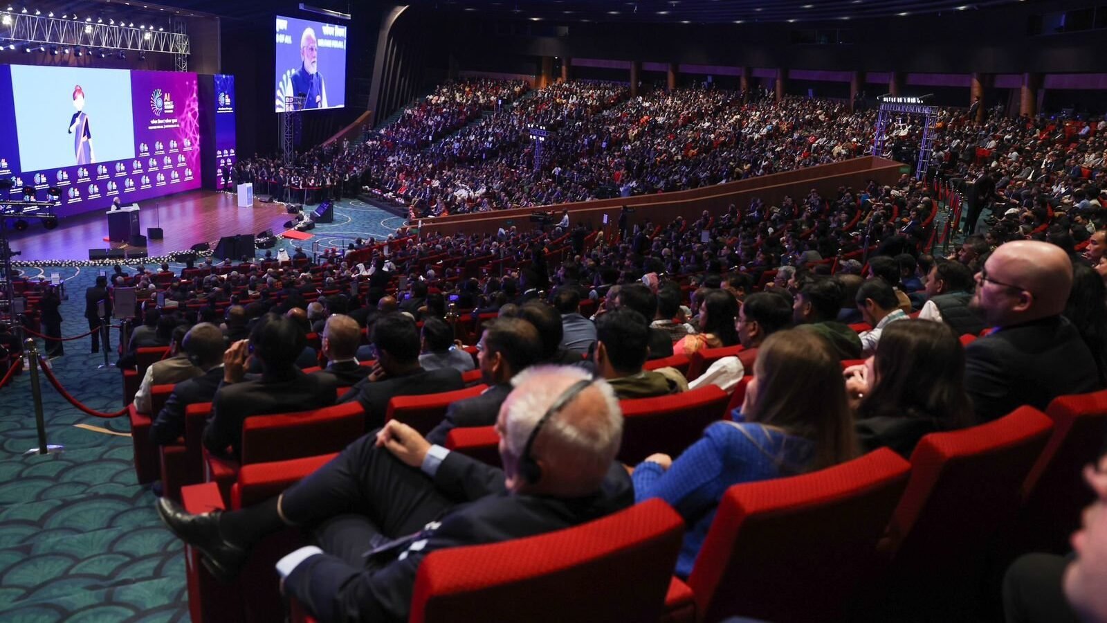 प्रधानमंत्री नरेंद्र मोदी ने इंडिया एआई इम्पैक्ट सम्मेलन में कहा कि कृत्रिम बुद्धिमत्ता मानव इतिहास की सबसे बड़ी क्रांति है, जो मानवता के लिए वरदान साबित हो सकती है। उन्होंने चेतावनी दी कि एआई का दुरुपयोग विनाश का कारण बन सकता है। भारत ने एआई के लिए ‘मानव’ विजन प्रस्तुत किया, जिसमें नैतिकता, जवाबदेही, संप्रभुता और कानूनी ढांचे पर जोर दिया गया है। मोदी ने कहा कि एआई का लोकतांत्रिक और जिम्मेदार उपयोग मानव कल्याण सुनिश्चित करेगा।