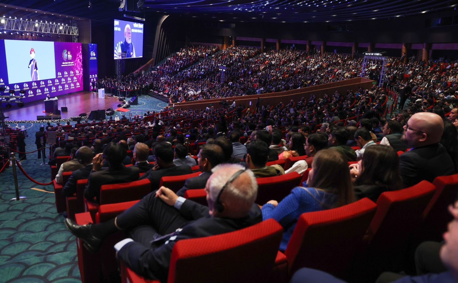 प्रधानमंत्री नरेंद्र मोदी ने इंडिया एआई इम्पैक्ट सम्मेलन में कहा कि कृत्रिम बुद्धिमत्ता मानव इतिहास की सबसे बड़ी क्रांति है, जो मानवता के लिए वरदान साबित हो सकती है। उन्होंने चेतावनी दी कि एआई का दुरुपयोग विनाश का कारण बन सकता है। भारत ने एआई के लिए ‘मानव’ विजन प्रस्तुत किया, जिसमें नैतिकता, जवाबदेही, संप्रभुता और कानूनी ढांचे पर जोर दिया गया है। मोदी ने कहा कि एआई का लोकतांत्रिक और जिम्मेदार उपयोग मानव कल्याण सुनिश्चित करेगा।