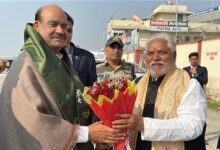 लोकसभा अध्यक्ष ओम बिरला ने विधायिकाओं में घटती गरिमा और बढ़ते व्यवधान पर गंभीर चिंता जताई है। बिहार विधानसभा स्थापना दिवस पर उन्होंने कहा कि सदन की मर्यादा बनाए रखना प्रत्येक जनप्रतिनिधि की जिम्मेदारी है। संवाद, तर्कसंगत बहस और रचनात्मक आलोचना से ही लोकतंत्र मजबूत होता है। उन्होंने विधायकों को संवैधानिक ज्ञान, नैतिक आचरण और डिजिटल तकनीक अपनाने का आह्वान किया।