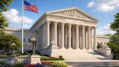 अमेरिका के सुप्रीम कोर्ट ने राष्ट्रपति डोनाल्ड ट्रम्प द्वारा 1977 के अंतरराष्ट्रीय आपातकालीन आर्थिक अधिकार अधिनियम के तहत विभिन्न देशों पर लगाए गए आयात शुल्क को गैर कानूनी करार दिया है। अदालत ने छह-तीन के बहुमत से फैसला सुनाते हुए कहा कि आपातकालीन अधिकारों का उपयोग सामान्य व्यापार नीति के लिए नहीं किया जा सकता। इस फैसले से कनाडा, चीन और मेक्सिको पर लगाए गए शुल्क प्रभावित होंगे और अमेरिका की व्यापार नीति पर व्यापक असर पड़ सकता है।