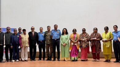 गोरखपुर स्थित 12 वायु सेना अस्पताल में आयोजित चार दिवसीय मेगा एडवांस्ड सर्जिकल नेत्र शिविर में 374 सफल ऑपरेशन किए गए। सेना और वायुसेना के विशेषज्ञ चिकित्सकों की टीम ने पूर्वी उत्तर प्रदेश और नेपाल के मरीजों को नई रोशनी दी। वरिष्ठ सैन्य अधिकारियों की मौजूदगी में संपन्न यह शिविर क्षेत्र के लिए आशा की किरण साबित हुआ।