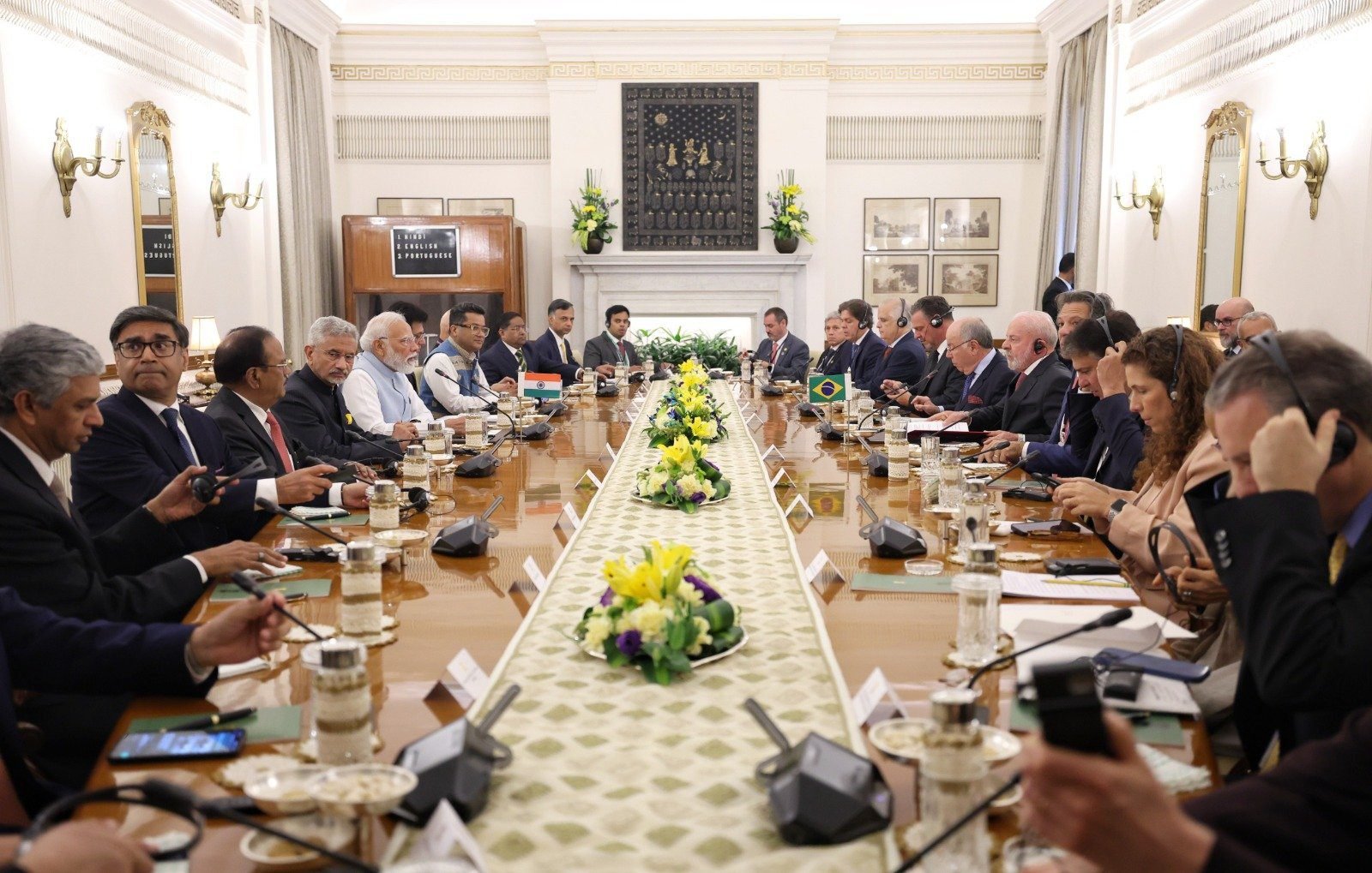 प्रधानमंत्री नरेंद्र मोदी और ब्राजील के राष्ट्रपति लुइज इनासियो लूला दा सिल्वा की नई दिल्ली में हुई बैठक में दोनों देशों ने पांच वर्षों में द्विपक्षीय व्यापार को 20 अरब डॉलर से अधिक ले जाने का लक्ष्य तय किया। दोनों नेताओं ने कृत्रिम बुद्धिमत्ता, सेमीकंडक्टर, डिजिटल इंफ्रास्ट्रक्चर और ऊर्जा क्षेत्र में सहयोग बढ़ाने पर सहमति जताई। कई समझौतों पर हस्ताक्षर हुए। पीएम मोदी ने कहा कि यह साझेदारी ग्लोबल साउथ के लिए भी नई संभावनाओं के द्वार खोलेगी और आर्थिक प्रगति को गति देगी।