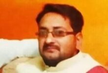 गोरखपुर के बांसगांव क्षेत्र में नाली से पानी निकासी के विवाद में 38 वर्षीय पत्रकार अग्निवेश सिंह की कथित रूप से पीट-पीटकर हत्या कर दी गई। गंभीर रूप से घायल अवस्था में उन्हें जिला अस्पताल ले जाया गया, जहां डॉक्टरों ने मृत घोषित कर दिया। घटना के बाद पत्रकारों और स्थानीय लोगों में आक्रोश है। प्रशासन ने आरोपियों की गिरफ्तारी और निष्पक्ष जांच का आश्वासन दिया है। क्षेत्र में तनावपूर्ण शांति बनी हुई है।