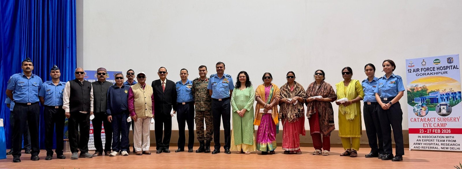 गोरखपुर स्थित 12 वायु सेना अस्पताल में आयोजित चार दिवसीय मेगा एडवांस्ड सर्जिकल नेत्र शिविर में 374 सफल ऑपरेशन किए गए। सेना और वायुसेना के विशेषज्ञ चिकित्सकों की टीम ने पूर्वी उत्तर प्रदेश और नेपाल के मरीजों को नई रोशनी दी। वरिष्ठ सैन्य अधिकारियों की मौजूदगी में संपन्न यह शिविर क्षेत्र के लिए आशा की किरण साबित हुआ।