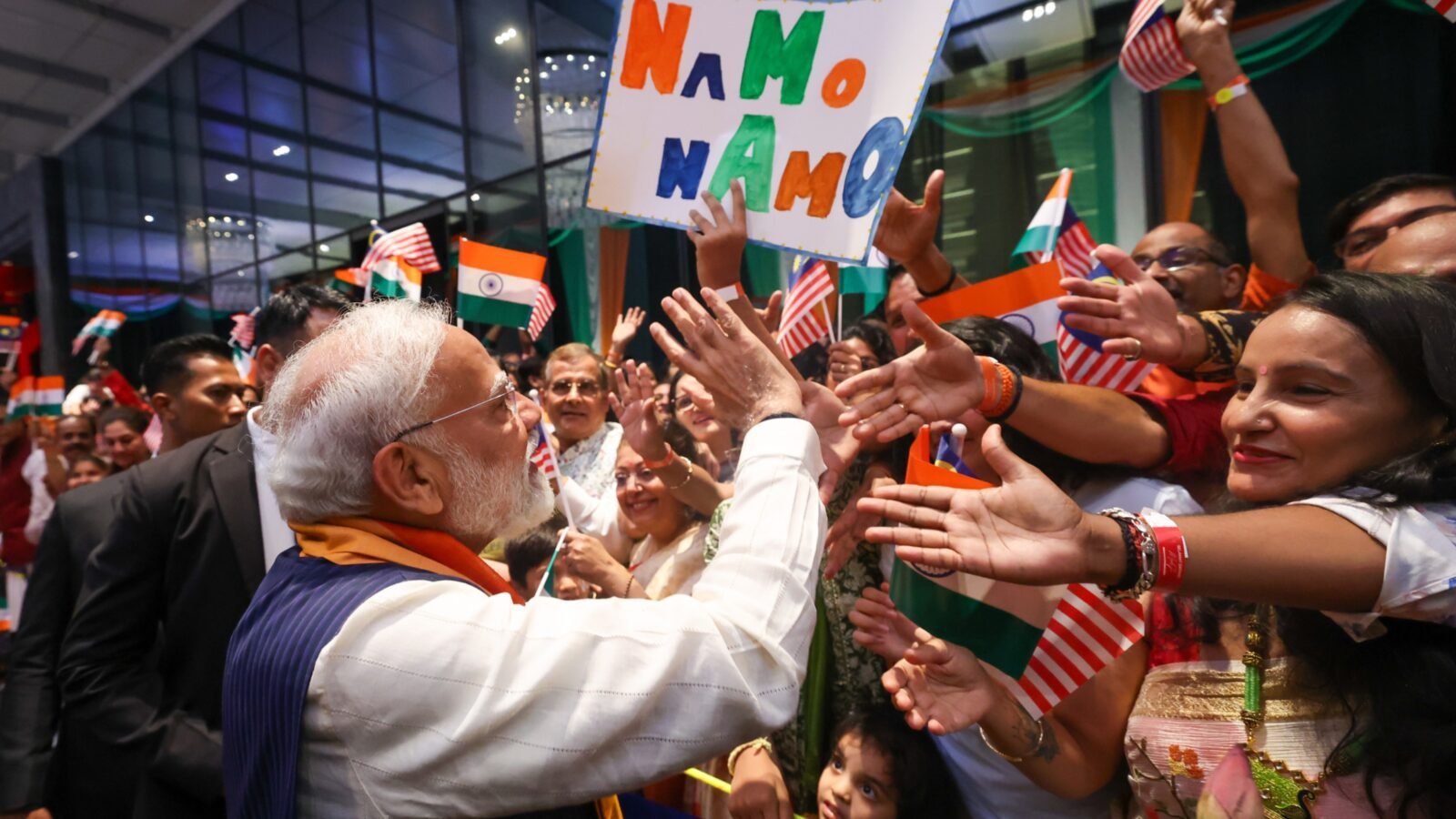 प्रधानमंत्री नरेन्द्र मोदी ने कुआलालंपुर में सामुदायिक कार्यक्रम को संबोधित करते हुए भारत–मलेशिया के ऐतिहासिक और सांस्कृतिक रिश्तों को नई ऊंचाइयों पर बताया। उन्होंने पीएम अनवर इब्राहिम की आत्मीय मेहमाननवाज़ी, प्रवासी भारतीयों की भूमिका और रिकॉर्ड सांस्कृतिक प्रस्तुति की सराहना की। पीएम मोदी ने IMPACT साझेदारी, यूपीआई विस्तार, निवेश, शिक्षा और प्रवासी कल्याण के फैसलों की घोषणा करते हुए कहा कि दोनों देश मिलकर साझा प्रगति का नया अध्याय लिख रहे हैं।