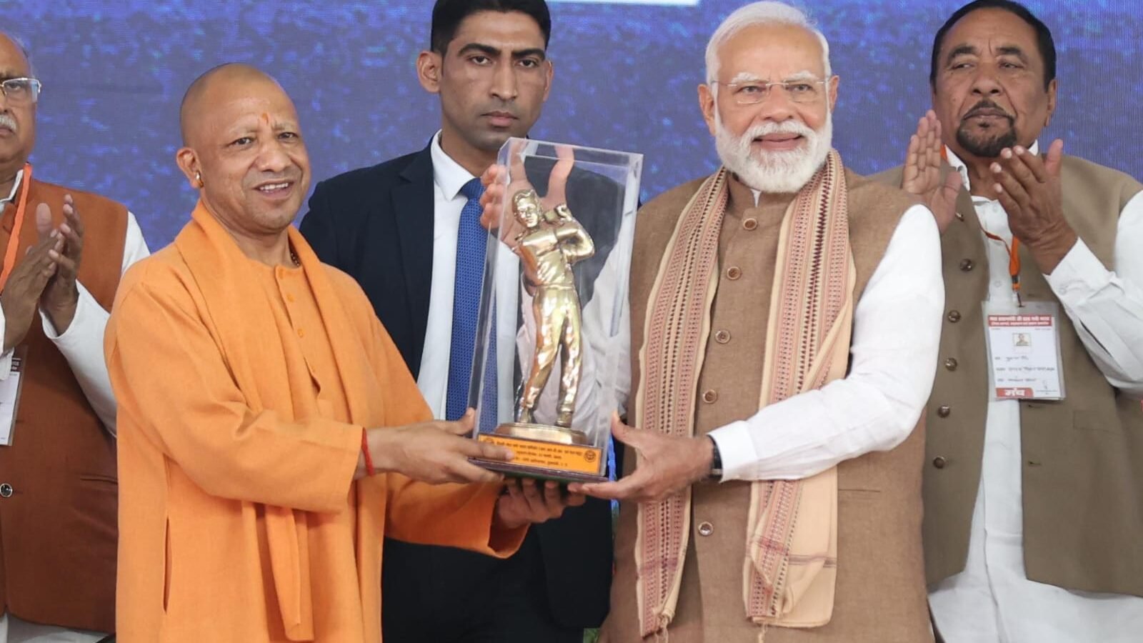 मुख्यमंत्री योगी आदित्यनाथ ने मेरठ में नमो भारत रैपिड रेल और मेरठ मेट्रो के लोकार्पण पर प्रधानमंत्री नरेंद्र मोदी को आधुनिक भारत का निर्माता बताया। उन्होंने कहा कि अत्याधुनिक इंफ्रास्ट्रक्चर, डिजिटल इंडिया और पारदर्शी शासन से देश तेजी से विकसित भारत की ओर बढ़ रहा है। 12,930 करोड़ रुपये की परियोजनाओं से मेरठ और दिल्ली के बीच कनेक्टिविटी मजबूत होगी। इससे व्यापार, रोजगार और आम नागरिकों के जीवन में बड़ा बदलाव आएगा।