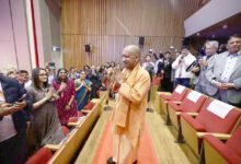 मुख्यमंत्री योगी आदित्यनाथ ने जापान के टोक्यो में भारतीय समुदाय को संबोधित करते हुए कहा कि उत्तर प्रदेश अब अंधेरे, भय और दंगों से निकलकर विकास, निवेश और सांस्कृतिक उत्सवों का केंद्र बन चुका है। उन्होंने बिजली, कानून-व्यवस्था, इंफ्रास्ट्रक्चर और निवेश में हुए सुधारों का उल्लेख किया। योगी ने कहा कि आज यूपी वैश्विक निवेश, महाकुंभ, दीपोत्सव और आधुनिक विकास का प्रतीक बनकर विकसित भारत के संकल्प को मजबूत कर रहा है।