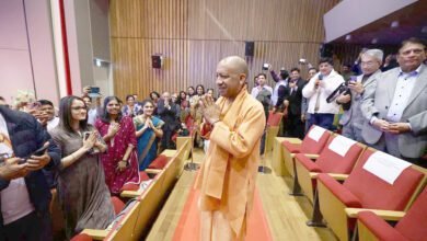 मुख्यमंत्री योगी आदित्यनाथ ने जापान के टोक्यो में भारतीय समुदाय को संबोधित करते हुए कहा कि उत्तर प्रदेश अब अंधेरे, भय और दंगों से निकलकर विकास, निवेश और सांस्कृतिक उत्सवों का केंद्र बन चुका है। उन्होंने बिजली, कानून-व्यवस्था, इंफ्रास्ट्रक्चर और निवेश में हुए सुधारों का उल्लेख किया। योगी ने कहा कि आज यूपी वैश्विक निवेश, महाकुंभ, दीपोत्सव और आधुनिक विकास का प्रतीक बनकर विकसित भारत के संकल्प को मजबूत कर रहा है।