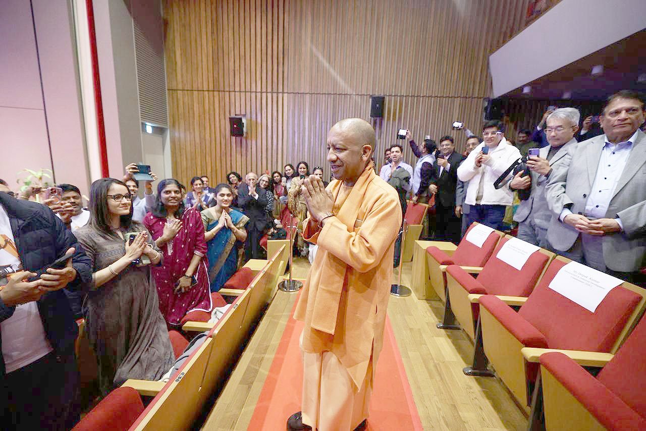 मुख्यमंत्री योगी आदित्यनाथ ने जापान के टोक्यो में भारतीय समुदाय को संबोधित करते हुए कहा कि उत्तर प्रदेश अब अंधेरे, भय और दंगों से निकलकर विकास, निवेश और सांस्कृतिक उत्सवों का केंद्र बन चुका है। उन्होंने बिजली, कानून-व्यवस्था, इंफ्रास्ट्रक्चर और निवेश में हुए सुधारों का उल्लेख किया। योगी ने कहा कि आज यूपी वैश्विक निवेश, महाकुंभ, दीपोत्सव और आधुनिक विकास का प्रतीक बनकर विकसित भारत के संकल्प को मजबूत कर रहा है।