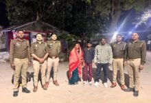 गोरखपुर के कैंपियरगंज थाना क्षेत्र से लापता 14 वर्षीय सुमित निषाद को पुलिस ने मात्र चार घंटे में सकुशल बरामद कर लिया। सीसीटीवी फुटेज और तकनीकी जांच के आधार पर किशोर को गोरखपुर रेलवे स्टेशन के प्लेटफॉर्म संख्या 5 से खोजा गया। बाद में उसे परिजनों को सौंप दिया गया। पुलिस की तत्परता की सराहना हुई।