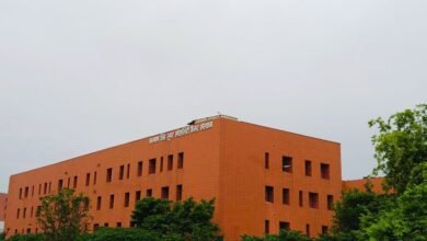 उत्तर प्रदेश में कैंसर इलाज की सुलभ और मजबूत व्यवस्था विकसित हो चुकी है। लखनऊ और वाराणसी में स्थापित सुपर स्पेशियलिटी कैंसर संस्थानों से स्क्रीनिंग, सर्जरी और इलाज की आधुनिक सुविधाएं उपलब्ध हैं। योगी सरकार के प्रयासों से आयुष्मान योजना और आर्थिक सहायता के जरिए मरीजों को राहत मिल रही है।