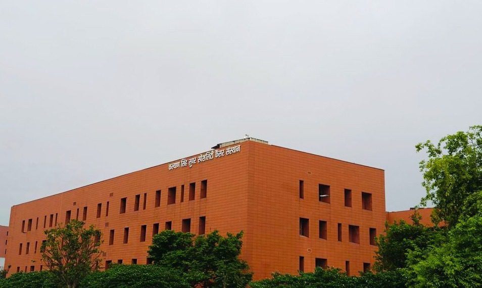 उत्तर प्रदेश में कैंसर इलाज की सुलभ और मजबूत व्यवस्था विकसित हो चुकी है। लखनऊ और वाराणसी में स्थापित सुपर स्पेशियलिटी कैंसर संस्थानों से स्क्रीनिंग, सर्जरी और इलाज की आधुनिक सुविधाएं उपलब्ध हैं। योगी सरकार के प्रयासों से आयुष्मान योजना और आर्थिक सहायता के जरिए मरीजों को राहत मिल रही है।