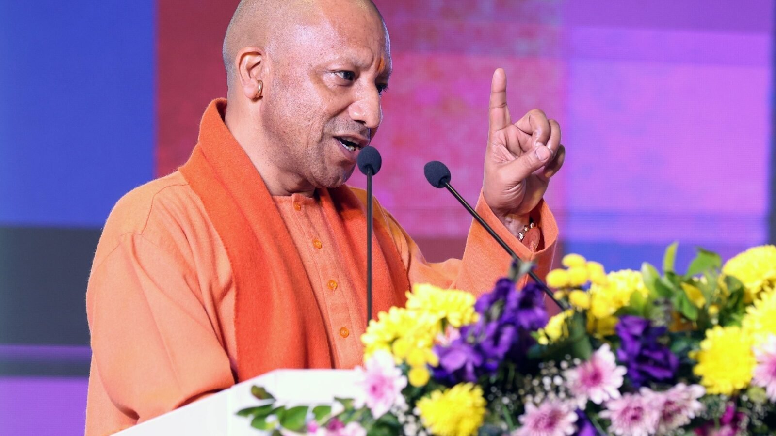 लखनऊ में आयोजित यूपी फार्मा कॉन्क्लेव 1.0 का शुभारंभ करते हुए योगी आदित्यनाथ ने कहा कि उत्तर प्रदेश निवेशकों के लिए ट्रस्ट, ट्रांसफॉर्मेशन और टाइमली डिलीवरी का रोल मॉडल बन चुका है। ट्रिपल-एस यानी सेफ्टी, स्टेबिलिटी और स्पीड की गारंटी के साथ प्रदेश फार्मा मैन्युफैक्चरिंग और इनोवेशन हब के रूप में उभर रहा है। मजबूत कानून-व्यवस्था, डी-रेगुलेशन और बेहतर इंफ्रास्ट्रक्चर ने यूपी को निवेश का भरोसेमंद केंद्र बनाया है।