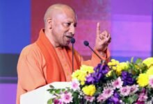 लखनऊ में आयोजित यूपी फार्मा कॉन्क्लेव 1.0 का शुभारंभ करते हुए योगी आदित्यनाथ ने कहा कि उत्तर प्रदेश निवेशकों के लिए ट्रस्ट, ट्रांसफॉर्मेशन और टाइमली डिलीवरी का रोल मॉडल बन चुका है। ट्रिपल-एस यानी सेफ्टी, स्टेबिलिटी और स्पीड की गारंटी के साथ प्रदेश फार्मा मैन्युफैक्चरिंग और इनोवेशन हब के रूप में उभर रहा है। मजबूत कानून-व्यवस्था, डी-रेगुलेशन और बेहतर इंफ्रास्ट्रक्चर ने यूपी को निवेश का भरोसेमंद केंद्र बनाया है।