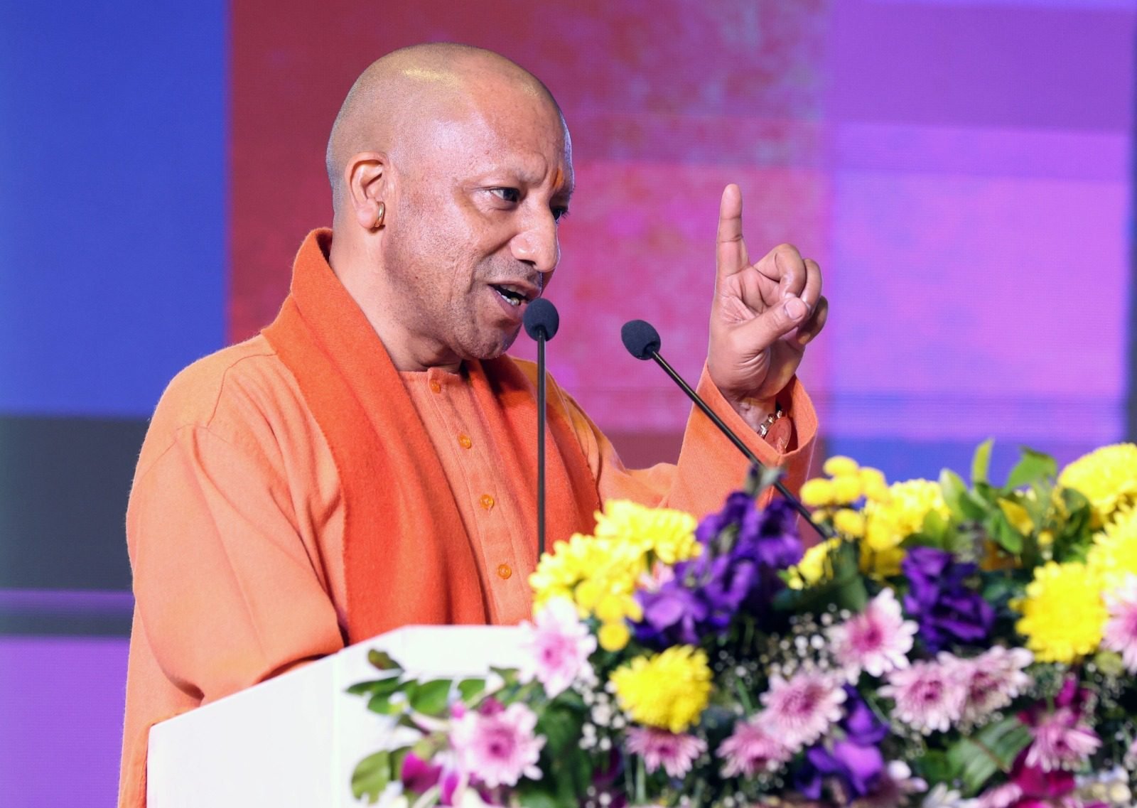 लखनऊ में आयोजित यूपी फार्मा कॉन्क्लेव 1.0 का शुभारंभ करते हुए योगी आदित्यनाथ ने कहा कि उत्तर प्रदेश निवेशकों के लिए ट्रस्ट, ट्रांसफॉर्मेशन और टाइमली डिलीवरी का रोल मॉडल बन चुका है। ट्रिपल-एस यानी सेफ्टी, स्टेबिलिटी और स्पीड की गारंटी के साथ प्रदेश फार्मा मैन्युफैक्चरिंग और इनोवेशन हब के रूप में उभर रहा है। मजबूत कानून-व्यवस्था, डी-रेगुलेशन और बेहतर इंफ्रास्ट्रक्चर ने यूपी को निवेश का भरोसेमंद केंद्र बनाया है।