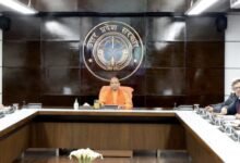 प्रदेश में संभावित बाढ़ और अतिवृष्टि को लेकर योगी आदित्यनाथ ने पूर्व तैयारी और समन्वय को सर्वोच्च प्राथमिकता देने के निर्देश दिए हैं। समीक्षा बैठक में संवेदनशील तटबंधों की मरम्मत, ड्रेनों की सफाई, ड्रेजिंग और रियल-टाइम मॉनिटरिंग पर जोर दिया गया। मुख्यमंत्री ने कहा कि सतर्कता, तकनीक और तय समयसीमा में कार्य ही सुरक्षित बाढ़ प्रबंधन की कुंजी है।