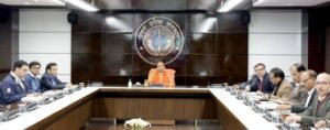 प्रदेश में संभावित बाढ़ और अतिवृष्टि को लेकर योगी आदित्यनाथ ने पूर्व तैयारी और समन्वय को सर्वोच्च प्राथमिकता देने के निर्देश दिए हैं। समीक्षा बैठक में संवेदनशील तटबंधों की मरम्मत, ड्रेनों की सफाई, ड्रेजिंग और रियल-टाइम मॉनिटरिंग पर जोर दिया गया। मुख्यमंत्री ने कहा कि सतर्कता, तकनीक और तय समयसीमा में कार्य ही सुरक्षित बाढ़ प्रबंधन की कुंजी है।