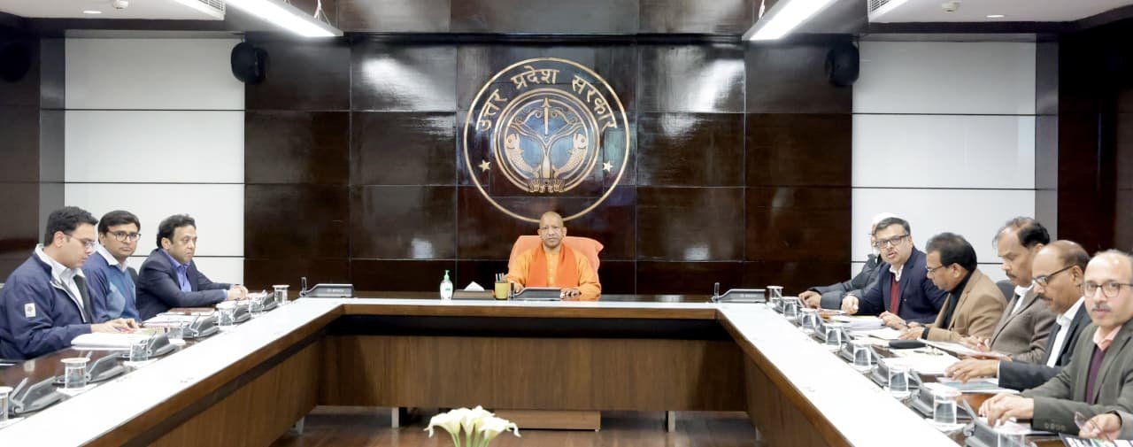 प्रदेश में संभावित बाढ़ और अतिवृष्टि को लेकर योगी आदित्यनाथ ने पूर्व तैयारी और समन्वय को सर्वोच्च प्राथमिकता देने के निर्देश दिए हैं। समीक्षा बैठक में संवेदनशील तटबंधों की मरम्मत, ड्रेनों की सफाई, ड्रेजिंग और रियल-टाइम मॉनिटरिंग पर जोर दिया गया। मुख्यमंत्री ने कहा कि सतर्कता, तकनीक और तय समयसीमा में कार्य ही सुरक्षित बाढ़ प्रबंधन की कुंजी है।