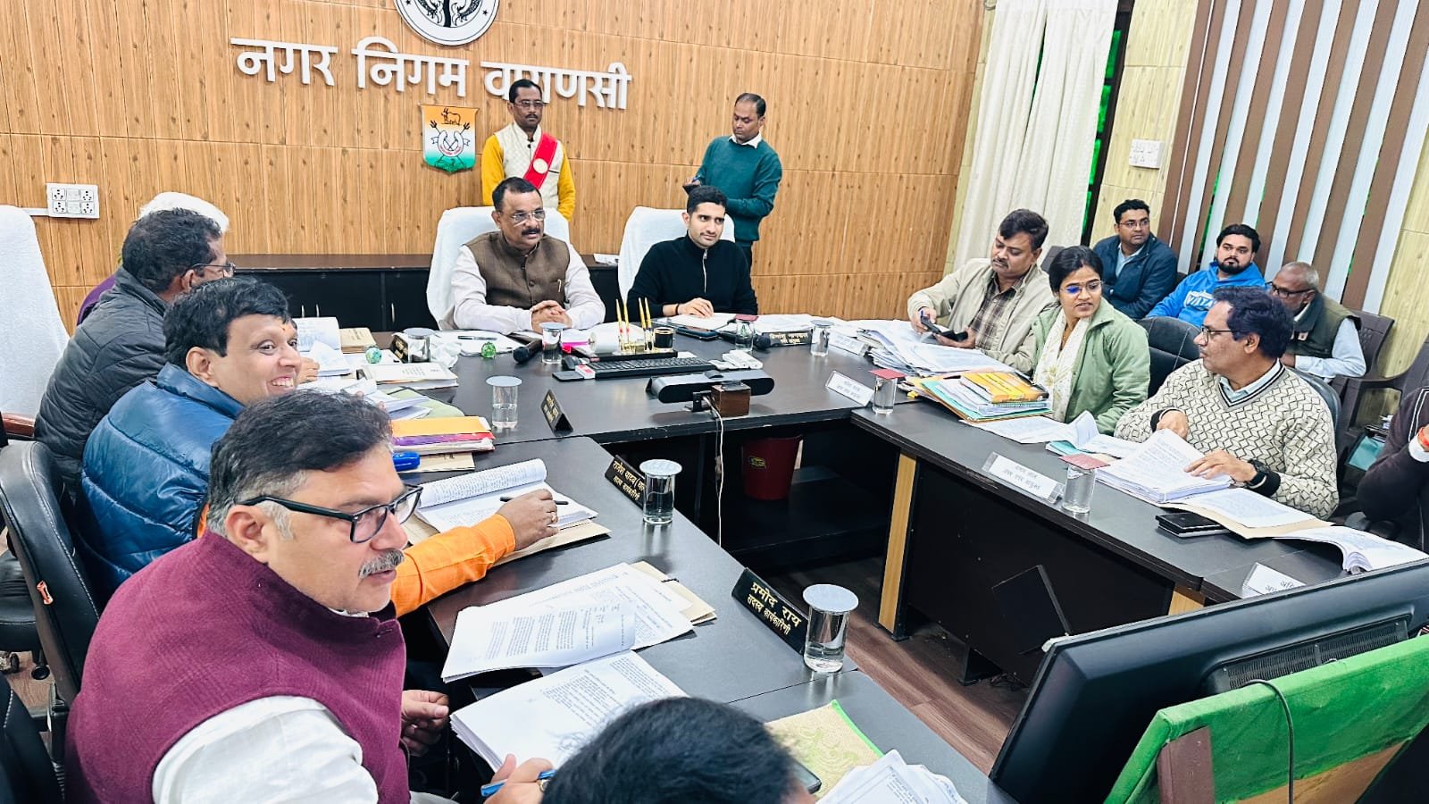 नगर निगम काशी अमृत-2.0 योजना के तहत शहर की सीवर व्यवस्था सुदृढ़ करने जा रहा है। 18 पुराने वार्डों में नई सीवर पाइपलाइन और घर-घर कनेक्शन की तैयारी है। पहले चरण में 13 वार्डों के लिए 529.39 करोड़ रुपये के प्रस्ताव को मंजूरी मिली है, जिसमें 97.29 करोड़ रुपये की पहली किश्त जारी हो चुकी है। इससे जलभराव, चोक सीवर और गंदगी की समस्या से लाखों परिवारों को राहत मिलेगी।