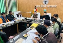 नगर निगम काशी ने साइकिल, रिक्शा, रिक्शा ट्रॉली और हाथ ठेला चालकों को लाइसेंस शुल्क से पूरी तरह मुक्त कर दिया है। अब लाइसेंस प्रक्रिया ऑनलाइन होगी और निगम के चक्कर नहीं लगाने पड़ेंगे। कार्यकारिणी बैठक में उपविधियों के सरलीकरण, मलिन बस्तियों में सुविधाओं के विस्तार, सड़कों की मरम्मत, घाटों पर फ्री वाई-फाई, मीट मार्केट ज़ोन, अस्सी नाले पर बैराज और शिवरात्रि से पहले गड्ढा मुक्त मार्गों जैसे कई अहम फैसले लिए गए।