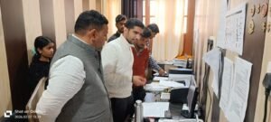 वाराणसी में नगर आयुक्त हिमांशु नागपाल ने भेलूपुर स्थित जलकल कार्यालय का औचक निरीक्षण किया। उन्होंने अभिलेखों को सुव्यवस्थित रखने, कार्यालय को स्वच्छता का आदर्श बनाने और जन शिकायतों के त्वरित निस्तारण के निर्देश दिए। आईजीआरएस सहित लंबित शिकायतों पर नाराजगी जताते हुए नगर आयुक्त ने समयबद्ध और पारदर्शी समाधान सुनिश्चित करने तथा लापरवाही पर सख्त कार्रवाई की चेतावनी दी।