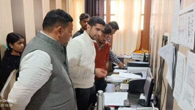 वाराणसी में नगर आयुक्त हिमांशु नागपाल ने भेलूपुर स्थित जलकल कार्यालय का औचक निरीक्षण किया। उन्होंने अभिलेखों को सुव्यवस्थित रखने, कार्यालय को स्वच्छता का आदर्श बनाने और जन शिकायतों के त्वरित निस्तारण के निर्देश दिए। आईजीआरएस सहित लंबित शिकायतों पर नाराजगी जताते हुए नगर आयुक्त ने समयबद्ध और पारदर्शी समाधान सुनिश्चित करने तथा लापरवाही पर सख्त कार्रवाई की चेतावनी दी।