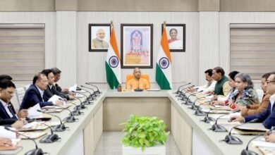 लखनऊ में योगी आदित्यनाथ की अध्यक्षता में उत्तर प्रदेश राज्य सड़क निधि प्रबंधन समिति की बैठक हुई। मुख्यमंत्री ने सड़कों को आर्थिक विकास, निवेश और औद्योगिक विस्तार की रीढ़ बताते हुए समयबद्ध, पारदर्शी और गुणवत्तापूर्ण निर्माण के निर्देश दिए। उन्होंने ओवरलोड वाहनों पर सख्ती, सड़क सुरक्षा मानकों के पालन और नई तकनीकों के उपयोग पर जोर दिया, ताकि 2025-26 की कार्ययोजना से जनता को वास्तविक लाभ मिल सके।