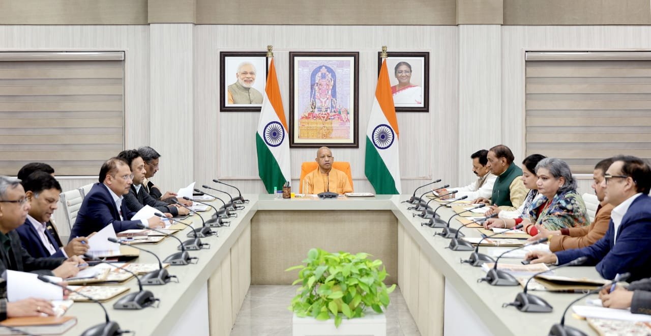 लखनऊ में योगी आदित्यनाथ की अध्यक्षता में उत्तर प्रदेश राज्य सड़क निधि प्रबंधन समिति की बैठक हुई। मुख्यमंत्री ने सड़कों को आर्थिक विकास, निवेश और औद्योगिक विस्तार की रीढ़ बताते हुए समयबद्ध, पारदर्शी और गुणवत्तापूर्ण निर्माण के निर्देश दिए। उन्होंने ओवरलोड वाहनों पर सख्ती, सड़क सुरक्षा मानकों के पालन और नई तकनीकों के उपयोग पर जोर दिया, ताकि 2025-26 की कार्ययोजना से जनता को वास्तविक लाभ मिल सके।