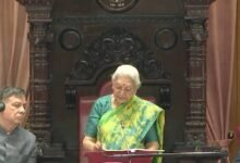 उत्तर प्रदेश विधानमंडल के बजट सत्र के प्रथम दिन संयुक्त अधिवेशन में आनंदीबेन पटेल के अभिभाषण ने प्रदेश की बदली हुई पहचान को रेखांकित किया। उन्होंने कहा कि यूपी ‘बॉटलनेक स्टेट’ से निकलकर ‘ब्रेकथ्रू स्टेट’ बन चुका है। सुशासन, सख्त कानून-व्यवस्था, कृषि व औद्योगिक विकास, महिला सशक्तिकरण, अवसंरचना विस्तार और सामाजिक सुरक्षा के क्षेत्र में यूपी आज देश के लिए मॉडल राज्य के रूप में उभरा है।