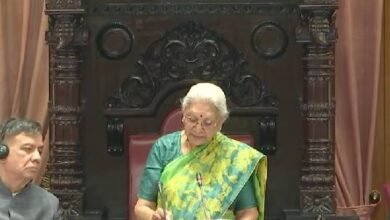 उत्तर प्रदेश विधानमंडल के बजट सत्र के प्रथम दिन संयुक्त अधिवेशन में आनंदीबेन पटेल के अभिभाषण ने प्रदेश की बदली हुई पहचान को रेखांकित किया। उन्होंने कहा कि यूपी ‘बॉटलनेक स्टेट’ से निकलकर ‘ब्रेकथ्रू स्टेट’ बन चुका है। सुशासन, सख्त कानून-व्यवस्था, कृषि व औद्योगिक विकास, महिला सशक्तिकरण, अवसंरचना विस्तार और सामाजिक सुरक्षा के क्षेत्र में यूपी आज देश के लिए मॉडल राज्य के रूप में उभरा है।